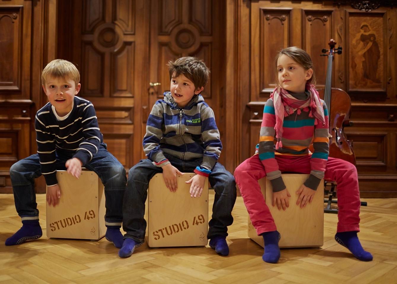 Kinder auf Cajóns im Toccarion
