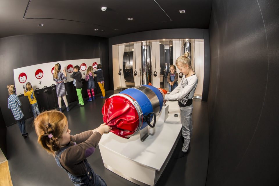 Kinder im Stimmenkeller des Toccarion